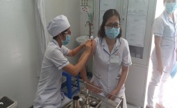 Bệnh viện huyện Nhà Bè triển khai tiêm vắc xin ngừa COVID-19 cho nhân viên